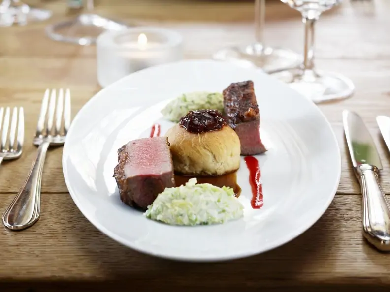 Rehrücken mit Trockenobst-Nusshaube und Feigenbuchteln