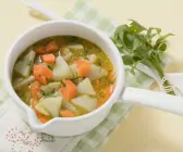 Möhren-Kohlrabi-Suppe in weißer Schale