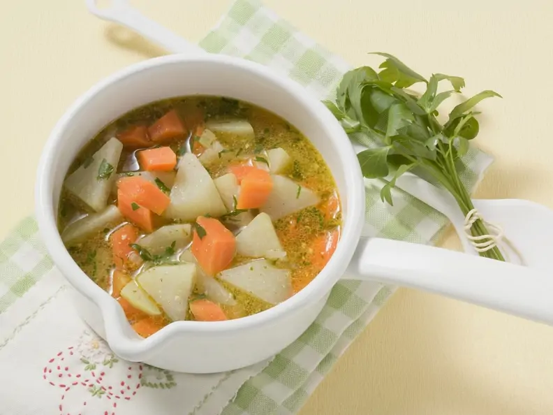 Möhren-Kohlrabi-Suppe in weißer Schale
