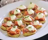 Kleine Blinis mit saurer Sahne und Räucherlachs