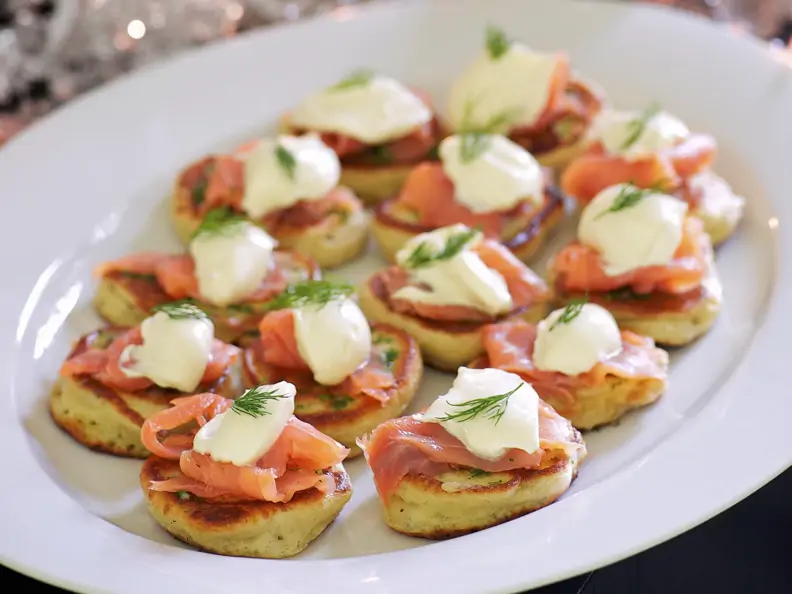 Kleine Blinis mit saurer Sahne und Räucherlachs