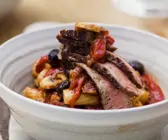 Steakpfanne mit Pilzen und Nudeln