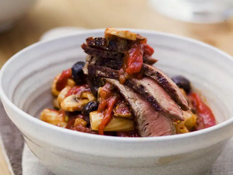 Steakpfanne mit Pilzen und Nudeln