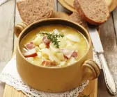 Kartoffelsuppe mit Zwiebeln und geräuchertem Speck