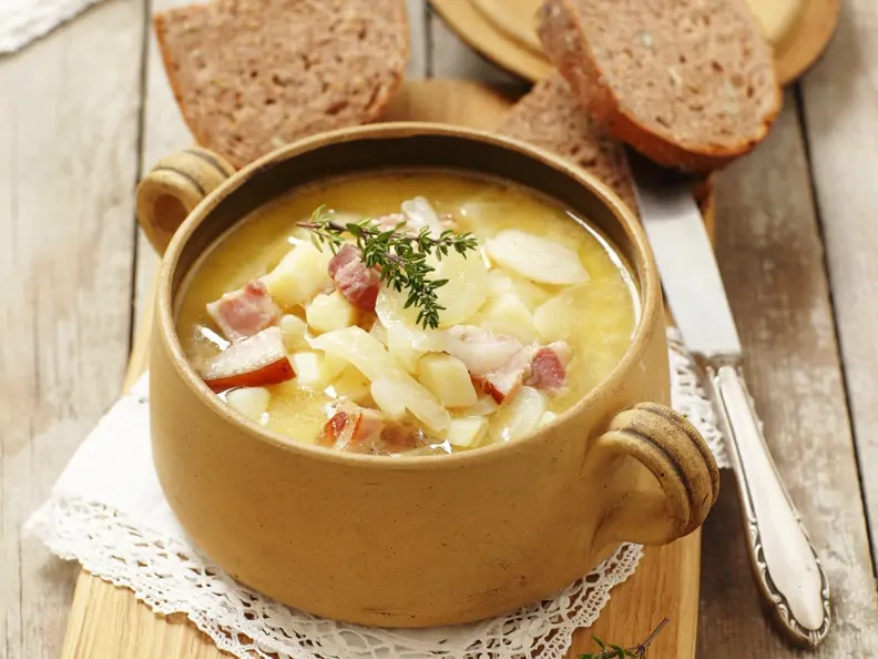Kartoffelsuppe mit Zwiebeln und geräuchertem Speck