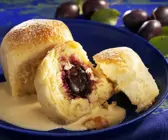 Zwetschgen-Rohrnudeln mit Vanillesoße