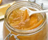 Gelbe Marmelade (Orange, Aprikose, Mandel)