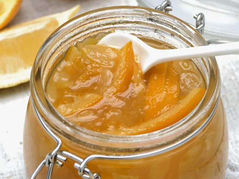 Gelbe Marmelade (Orange, Aprikose, Mandel)