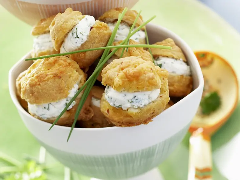 Pikante Windbeutel mit Kräuterfrischkäse