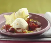 Weiße Mousse au Chocolat mit roten Trauben