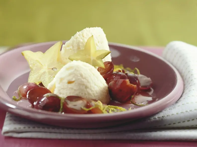 Weiße Mousse au Chocolat mit roten Trauben