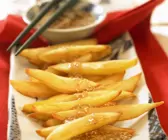 Süßkartoffel-Pommes mit Sesamdip