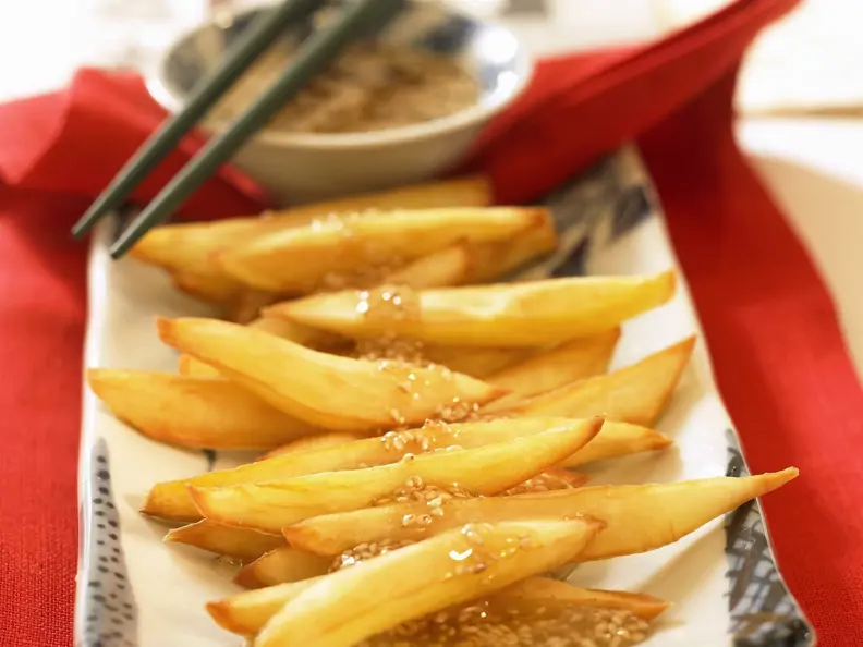 Süßkartoffel-Pommes mit Sesamdip