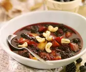 Süße Beerensuppe mit Cashews