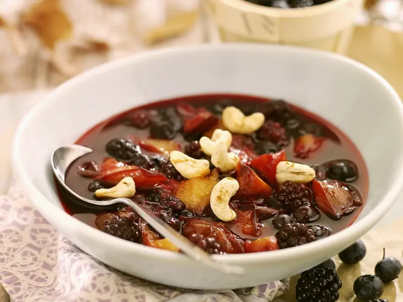 Süße Beerensuppe mit Cashews