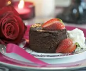 Kleiner Schokokuchen mit Erdbeeren