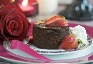 Kleiner Schokokuchen mit Erdbeeren