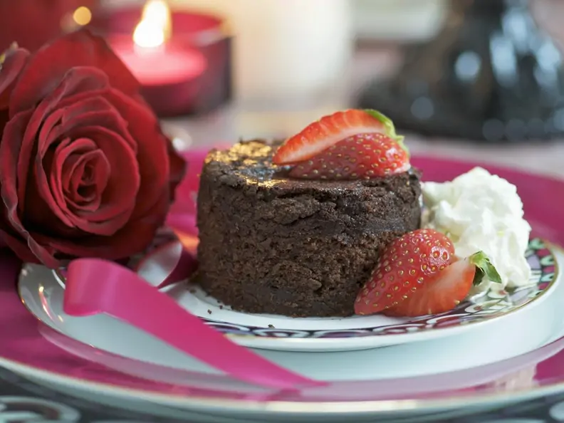 Kleiner Schokokuchen mit Erdbeeren