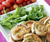 Pizza-Kringel mit Rucola und Tomaten