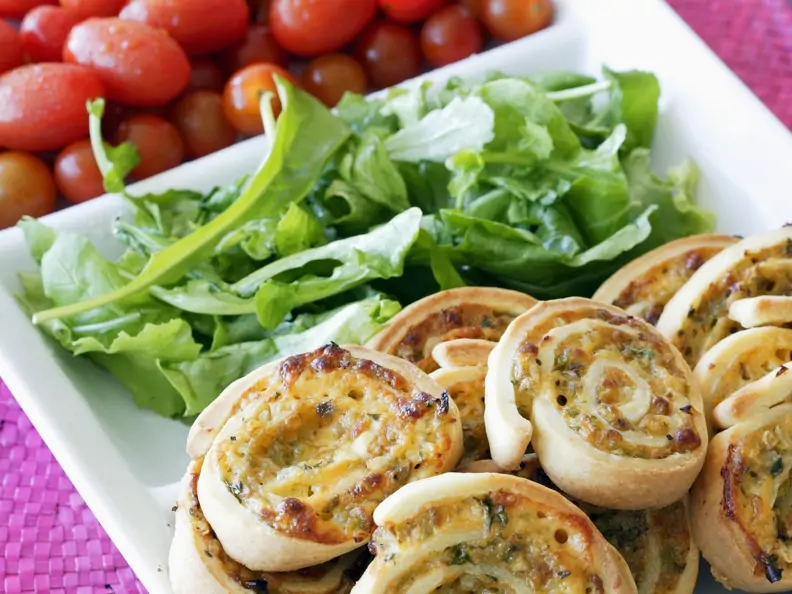 Pizza-Kringel mit Rucola und Tomaten