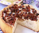 Apfel-Käsekuchen mit Rosinen auf geblümten Teller