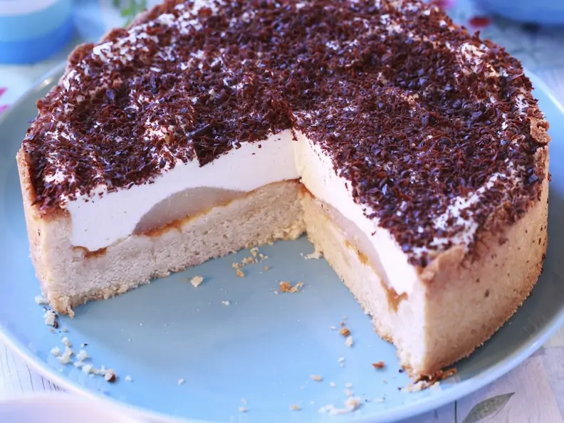 Herbstliche Biskuittorte mit Birnen