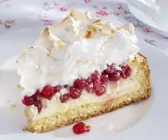 Johannisbeer-Käsekuchen mit Mandel-Baiser-Haube