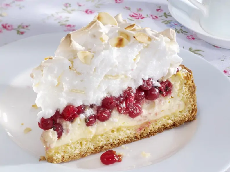 Johannisbeer-Käsekuchen mit Mandel-Baiser-Haube