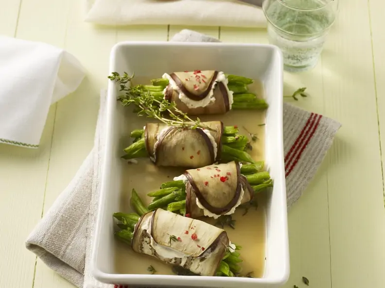 Auberginenröllchen mit Bohnen und Feta