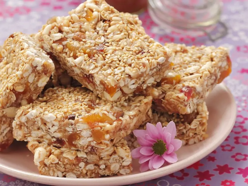 Müsliriegel mit Erdnussbutter und Honig