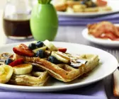 Vollkornwaffeln mit Obst und Sirup