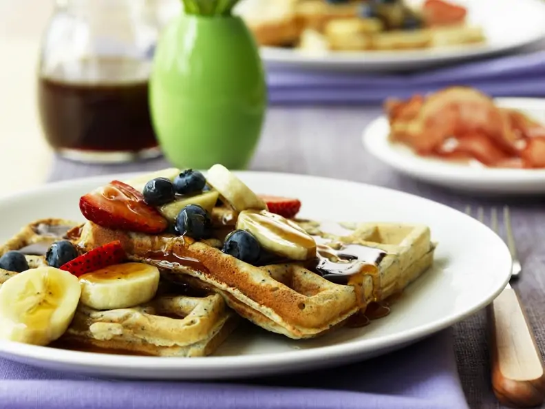 Vollkornwaffeln mit Obst und Sirup