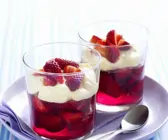 Erdbeer-Götterspeise mit Vanillecreme