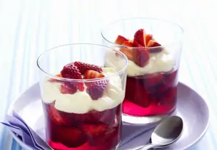Erdbeer-Götterspeise mit Vanillecreme
