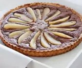 Schokotarte mit eingelegten Champagner-Birnen