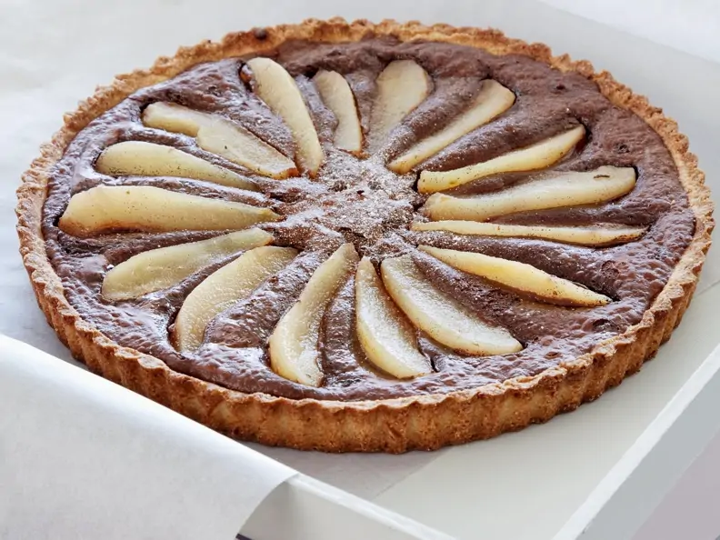 Schokotarte mit eingelegten Champagner-Birnen