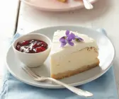 New Yorker Käsekuchen mit Erdbeersoße