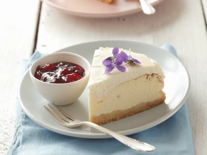 New Yorker Käsekuchen mit Erdbeersoße