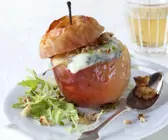 Bratapfel mit Blauschimmelkäse und Nüssen