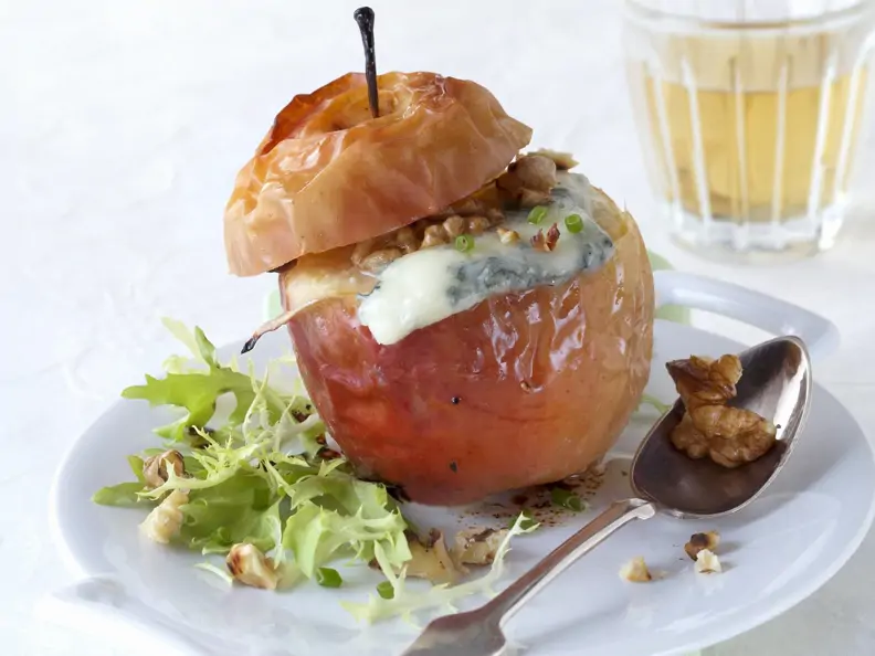 Bratapfel mit Blauschimmelkäse und Nüssen