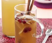 Fruchtpunsch mit Cranberrys und Pinienkernen