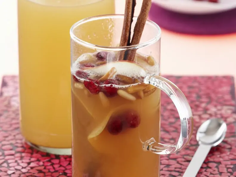 Fruchtpunsch mit Cranberrys und Pinienkernen