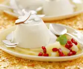 Panna cotta mit exotischen Obst