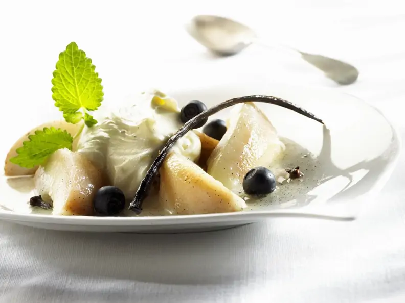 Vanille-Mascarpone mit Birnen und Blaubeeren