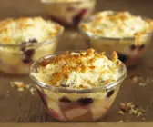 Crumble mit Äpfeln und Beeren