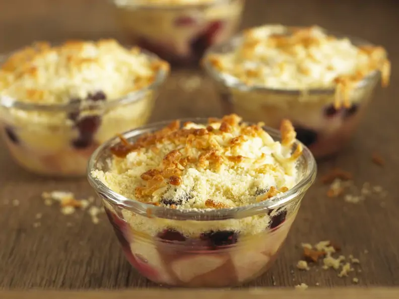 Crumble mit Äpfeln und Beeren