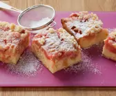 Rhabarberkuchen mit Nussstreuseln