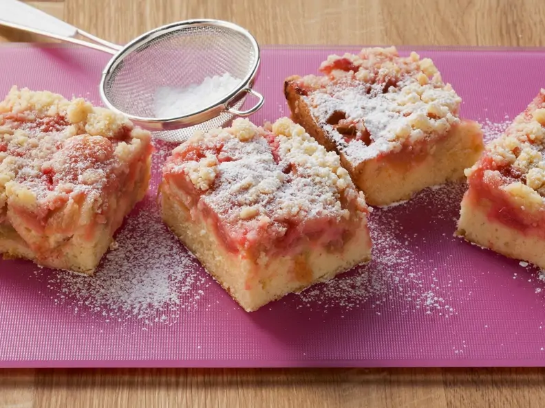 Rhabarberkuchen mit Nussstreuseln