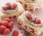 Biskuitschnitten mit Himbeeren