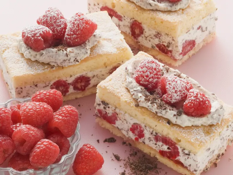 Biskuitschnitten mit Himbeeren